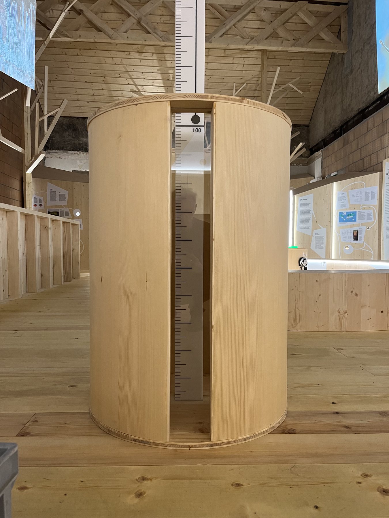 Scénographie fabrication caisson circulaire flexply Maison Tourbière